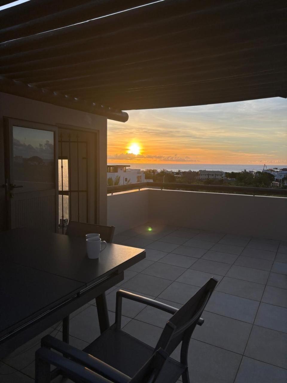 Stunning 3-Bedroom Apartment With Private Rooftop Terrace & Gorgeous Pool Flic en Flac Bagian luar foto
