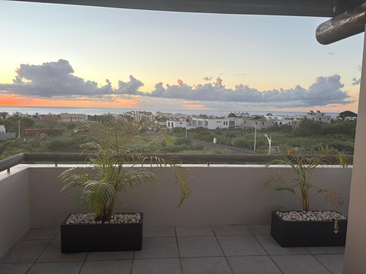 Stunning 3-Bedroom Apartment With Private Rooftop Terrace & Gorgeous Pool Flic en Flac Bagian luar foto