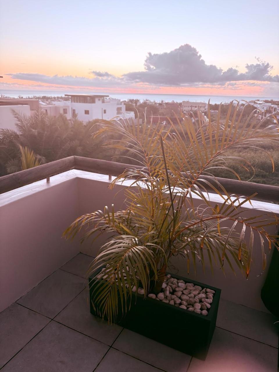 Stunning 3-Bedroom Apartment With Private Rooftop Terrace & Gorgeous Pool Flic en Flac Bagian luar foto